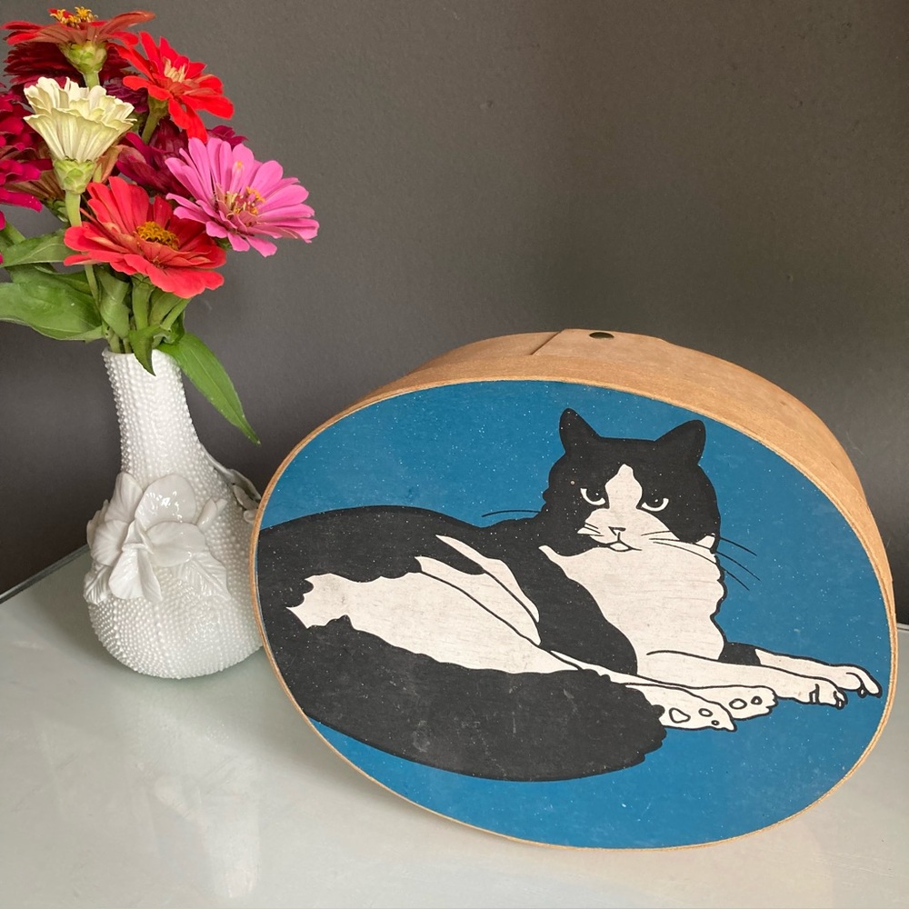 Vintage Oval Lidded Wood Box With Black & White Cat Graphic on Lid